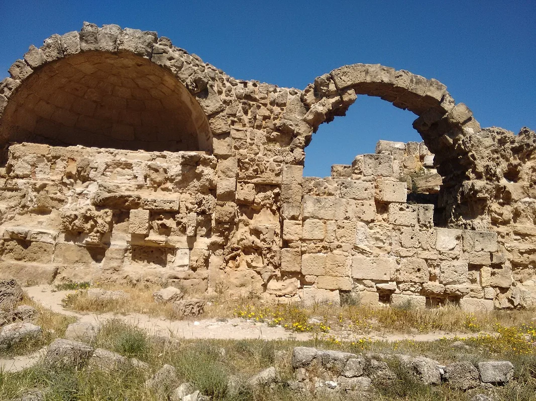 Théâtre antique de Salamine avec ses rangées de sièges en pierre, Chypre