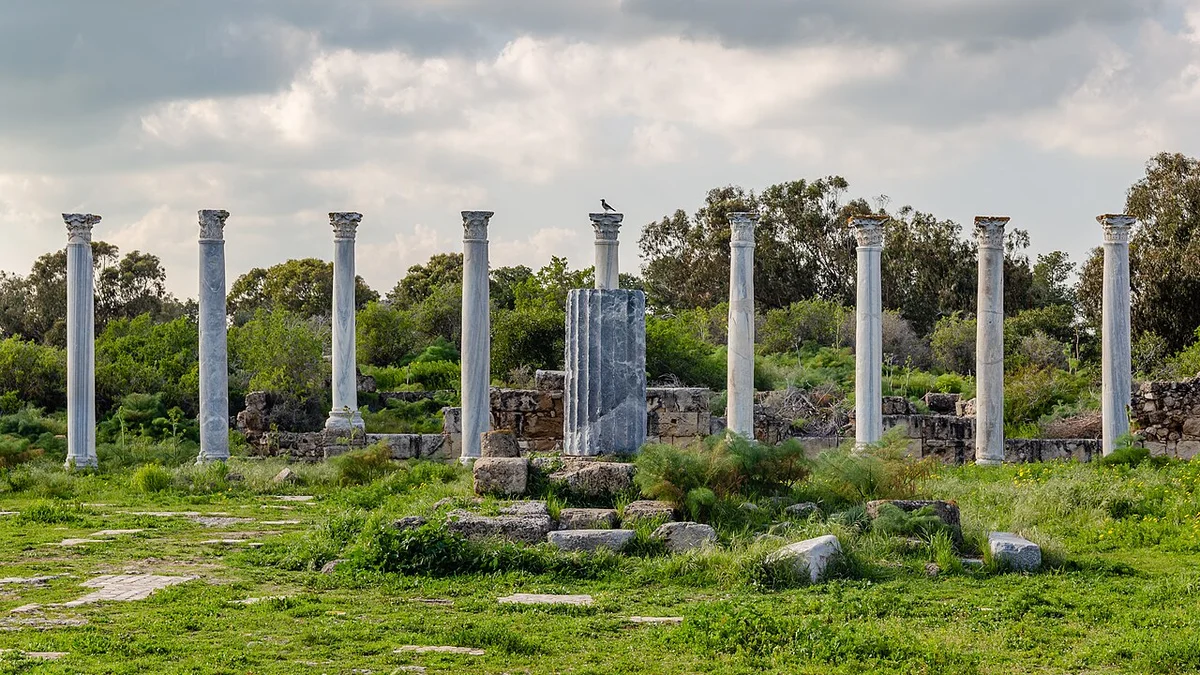 Statues et colonnes en marbre décapitées du gymnase de Salamine