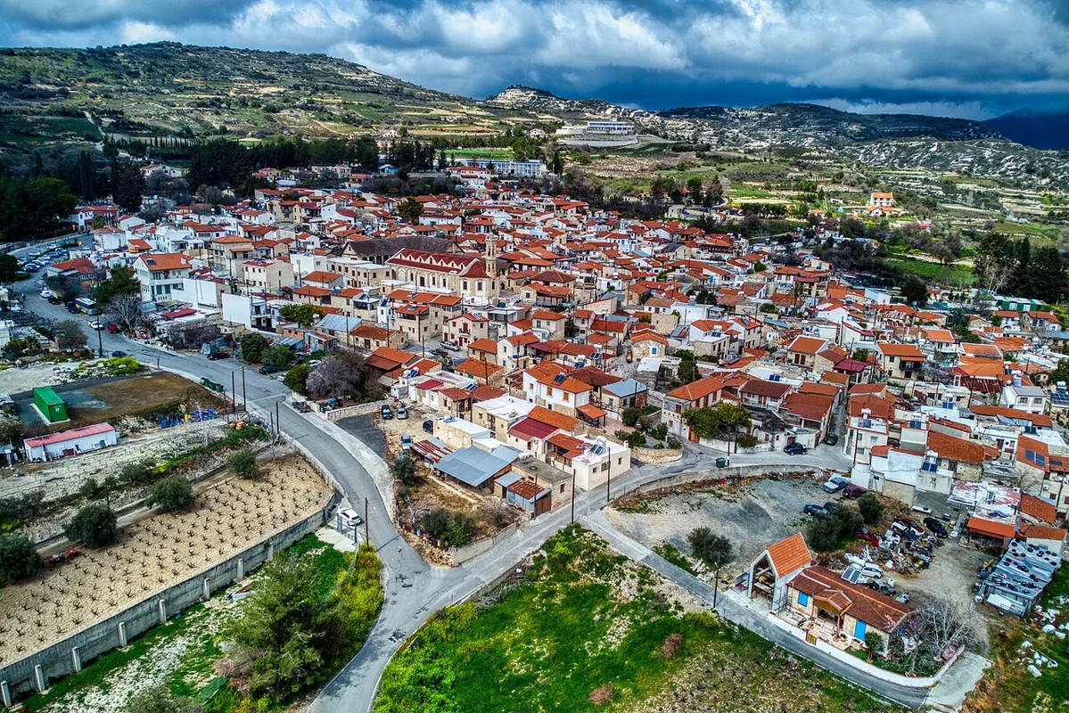 Винная деревня Омодос: каменные улочки, монастырь и погреба горного Кипра