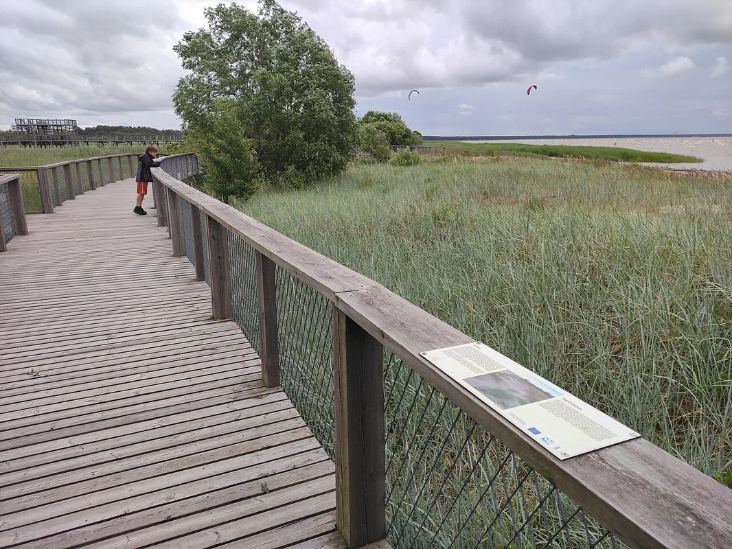 Пешеходная тропа по скалистому побережью с видом на мыс Греко