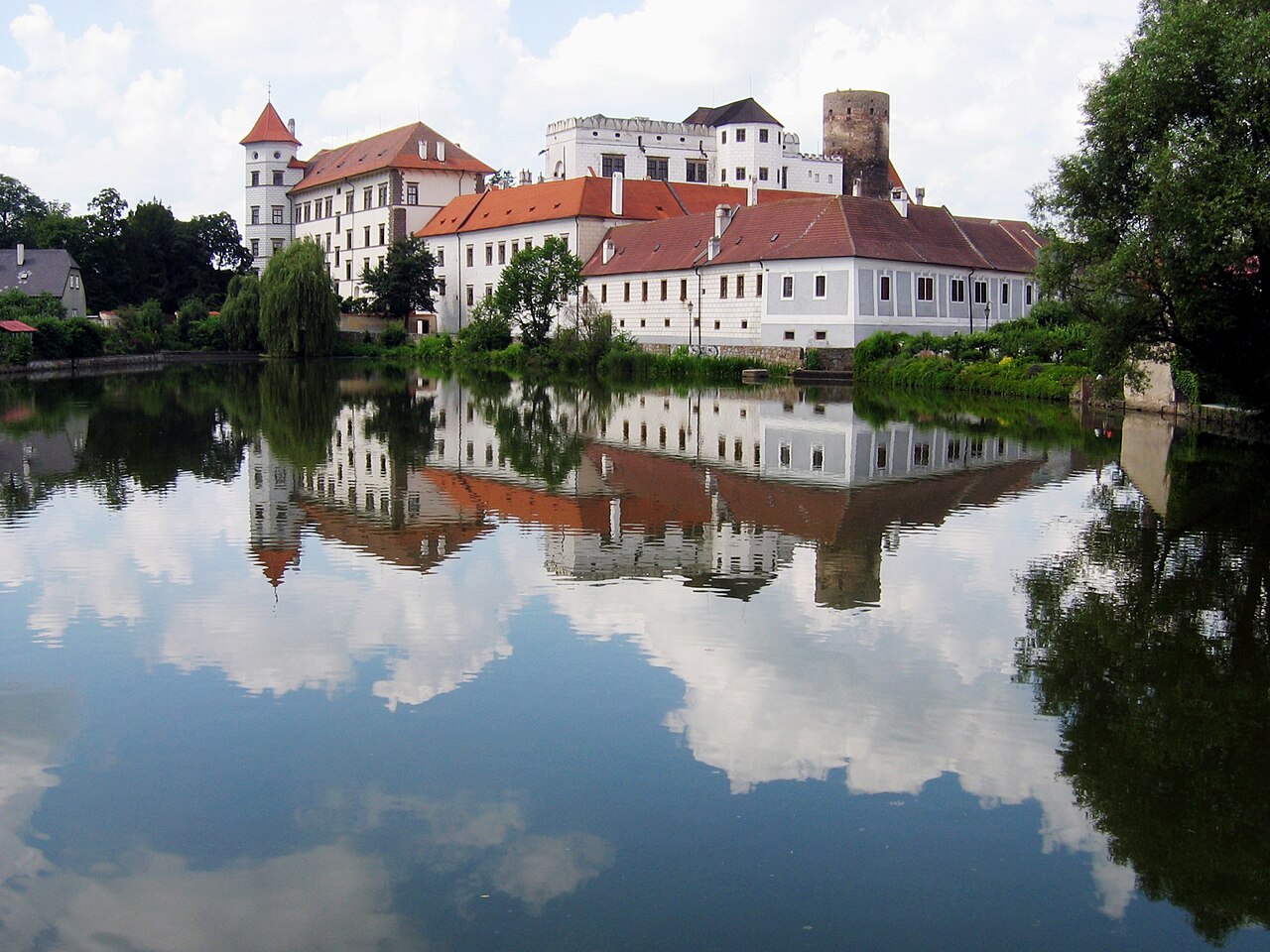 Le château de Yindřichov, avec son architecture baroque et ses murailles médiévales