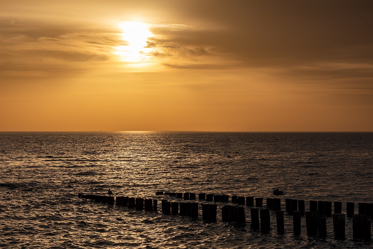 एस्बियर्ग में स्थित फार्कर मаяका, जो लाल-सफेद पट्टियों से सजा हुआ है, उत्तरी समुद्र, लहरें