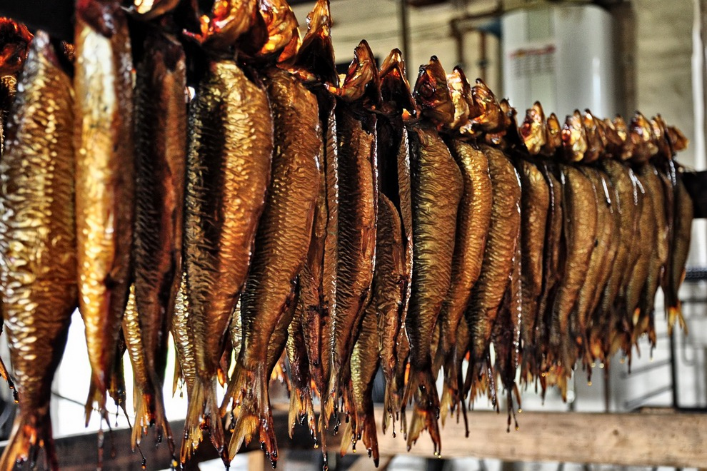 पारंपरिक डेनिश स्मोरреб्रॉड, जिसमें स्कंब्री एवं केकड़े काले रोटी पर परोसे जाते हैं