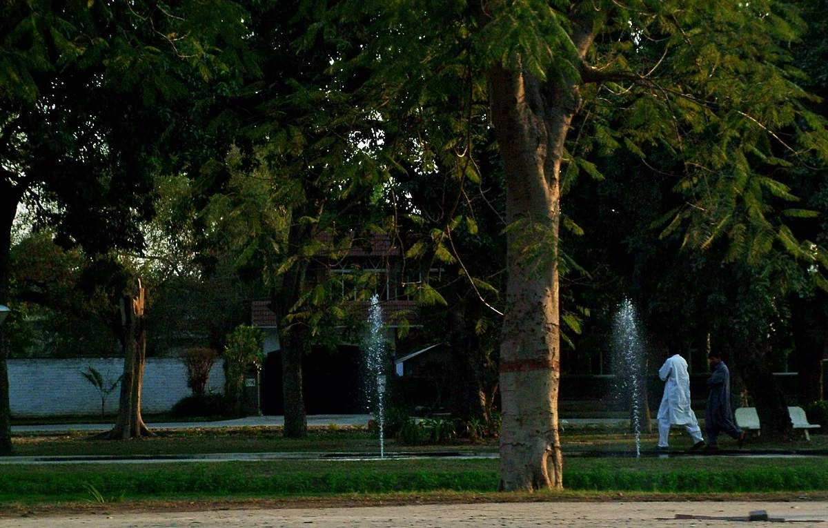 Schmale Gassen der Altstadt Annecy mit Häusern, die über den Kanälen hängen