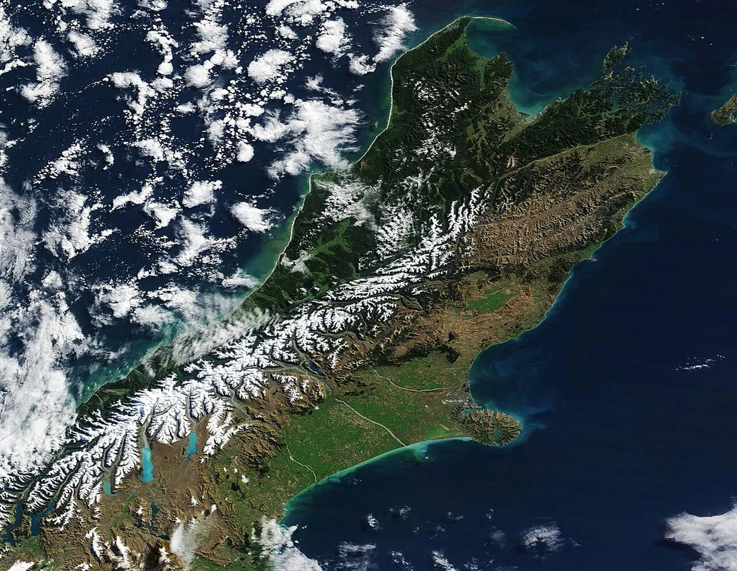 Der Strand Plage d'Albigny am See Annecy an einem sommerlichen Tag mit Schwimmern und Bergen im Hintergrund