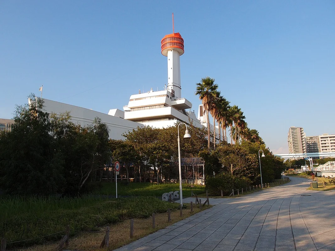 Die weiße Basilika vor dem Hintergrund des Sees und schneebedeckter Alpengipfel bei Sonnenuntergang