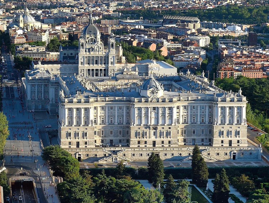 Palais des Rois de Majorque — a 14th-century castle with red bricks and four corner towers