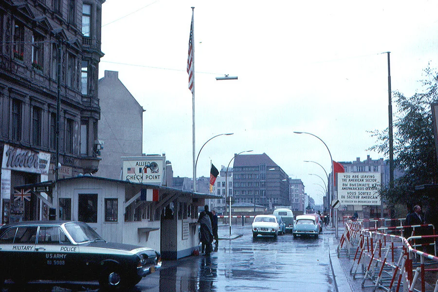 Przejście Checkpoint Charlie z drogą łączącą obie strony miasta