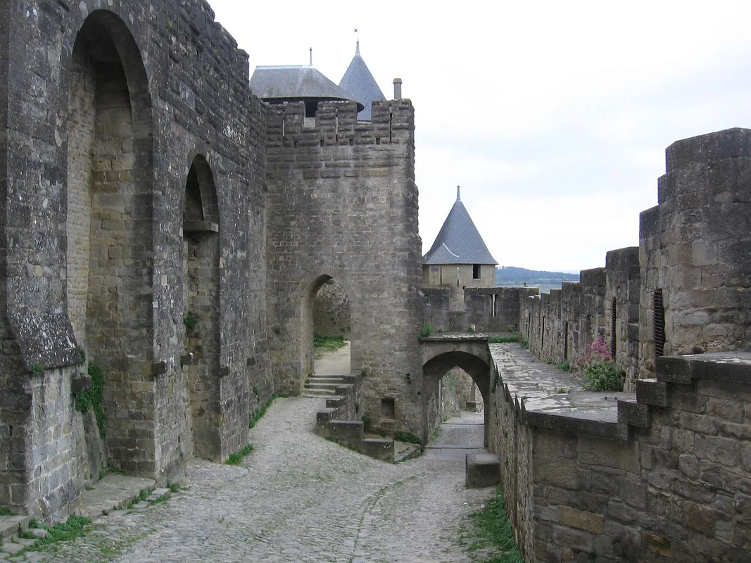 装饰着金色细节与巴洛克雕塑的茨温格宫亭子