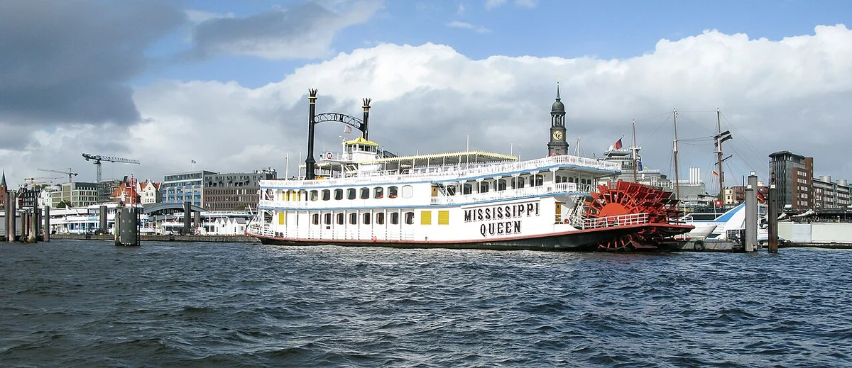 हैम्बर्ग बंदरगाह में कंटेनर वैगन एवं बंदरगाह क्रेनें