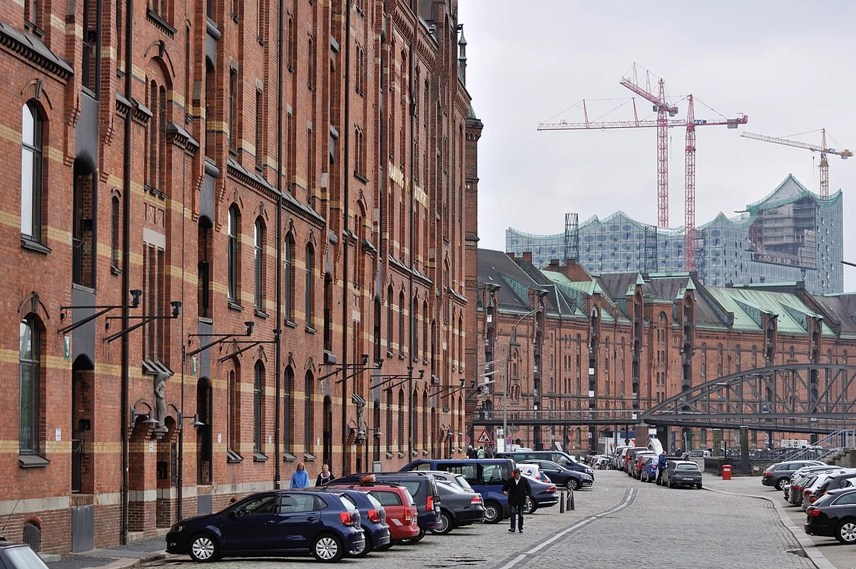 Crowds at Hamburg’s Sunday fish market