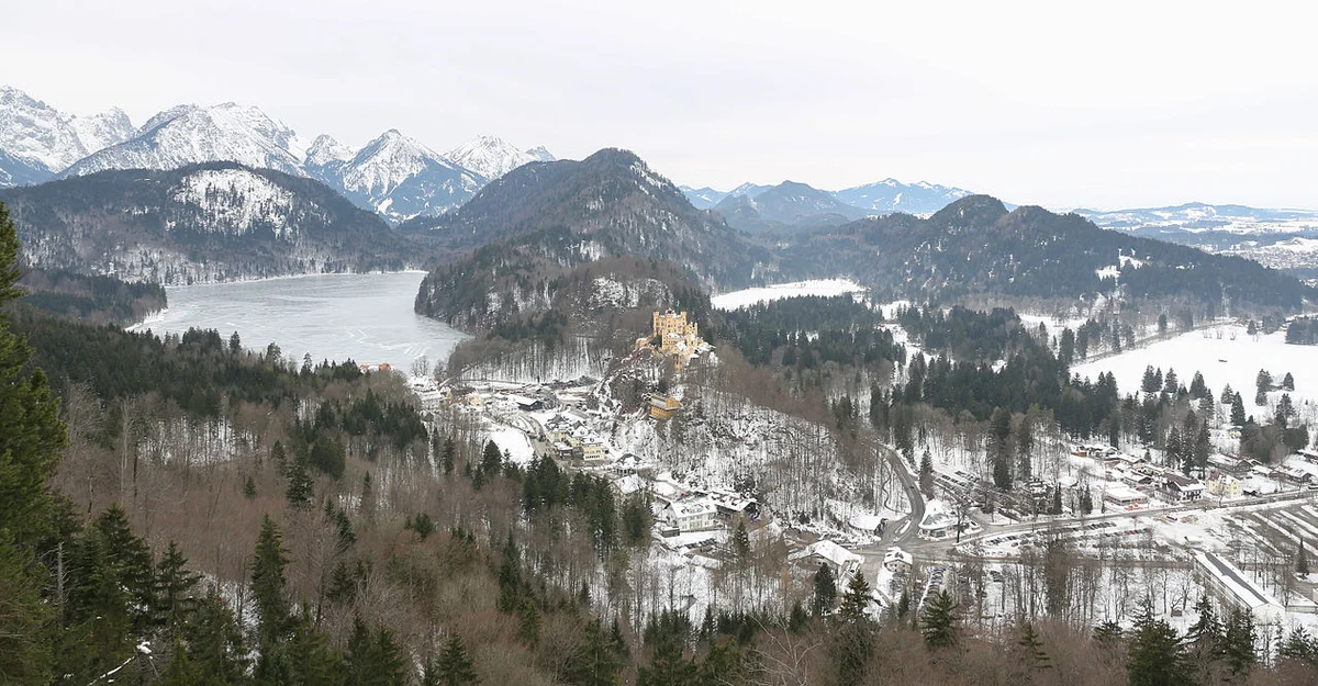बावरियन कुकिन: भुनी हुई सूअर की मांस, श्निट्जल और लकड़ी की मेज पर रखी गयी बोतलबंद प</figure></div></div><div class=