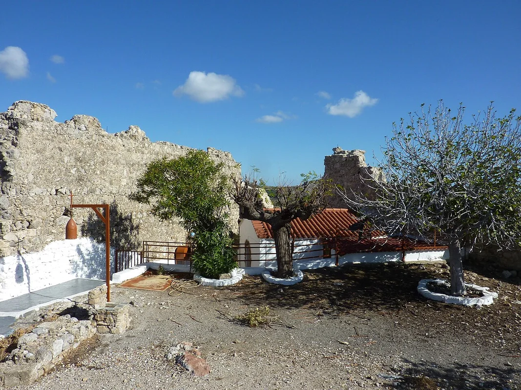 Церковь Святого Георгия Скалы в Анафиотике с голубым куполом