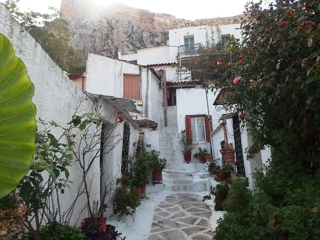 Панорамный вид из Анафиотики на крыши Плаки и холм Ликавиттос