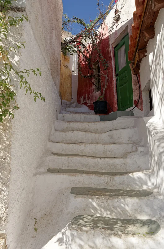 Дверь с синими ставнями в кикладском стиле в квартале Анафиотика