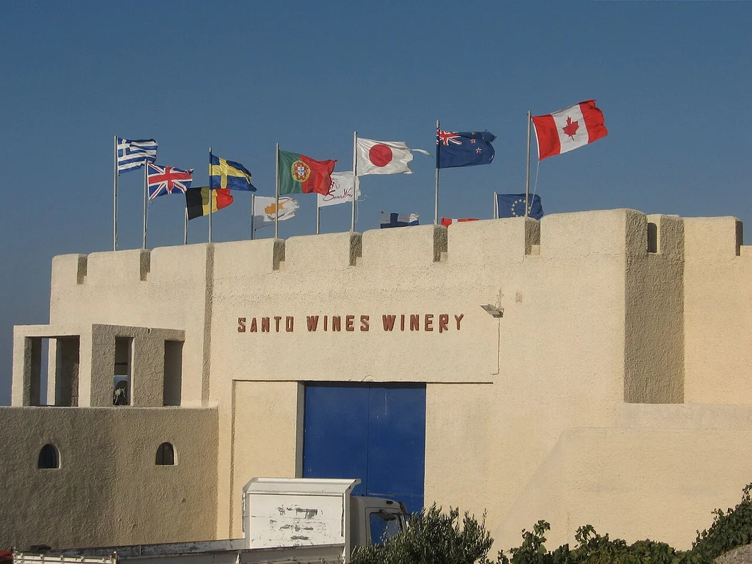 Дегустация вин на винодельне Santo Wines с видом на кальдеру Санторини