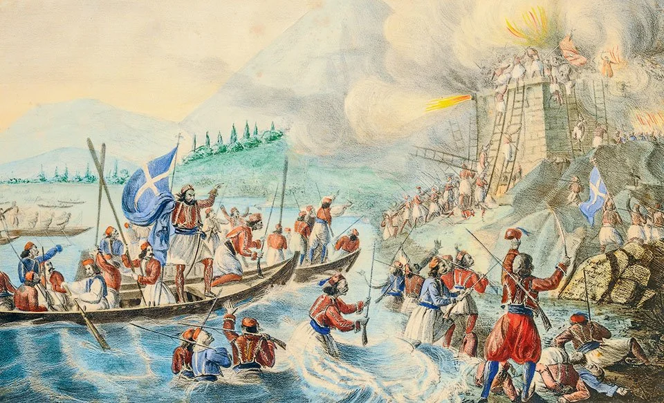 Les ruelles pavées de la Basse-Ville de Monemvasia, avec ses maisons en pierre et ses bougainvillées