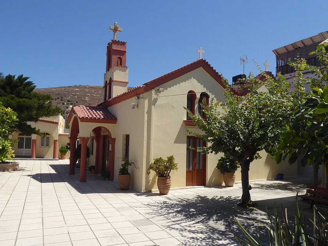 Église Sainte-Sophie au bord du précipice dans la Haute-Ville de Monemvasia