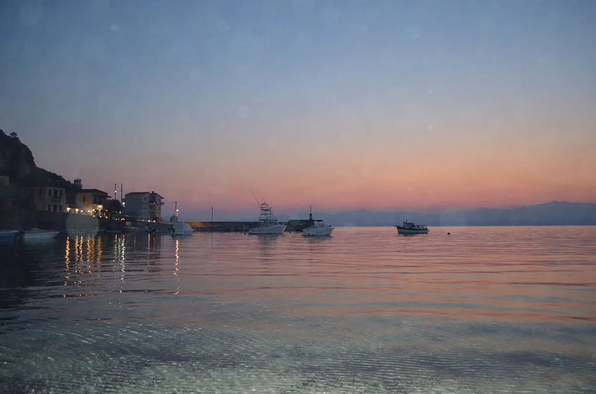 Coucher de soleil sur la mer depuis la forteresse de Monémvassia