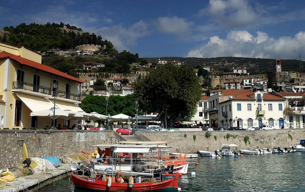 Венецианская крепость Нафпакта, каскадом поднимающаяся от порта к вершине холма