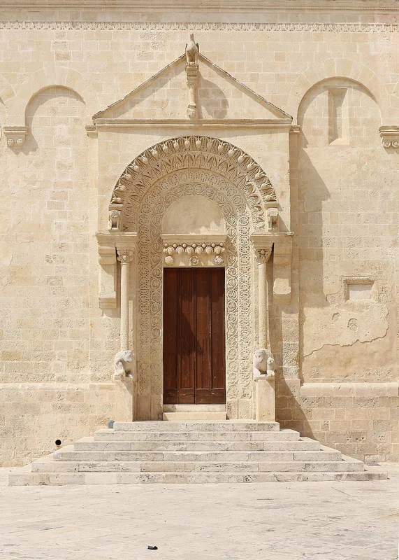 Панорама Матеры на закате с площади Сан-Пьетро Кавозо: Сасси горит золотым светом, видна кафедральный собор