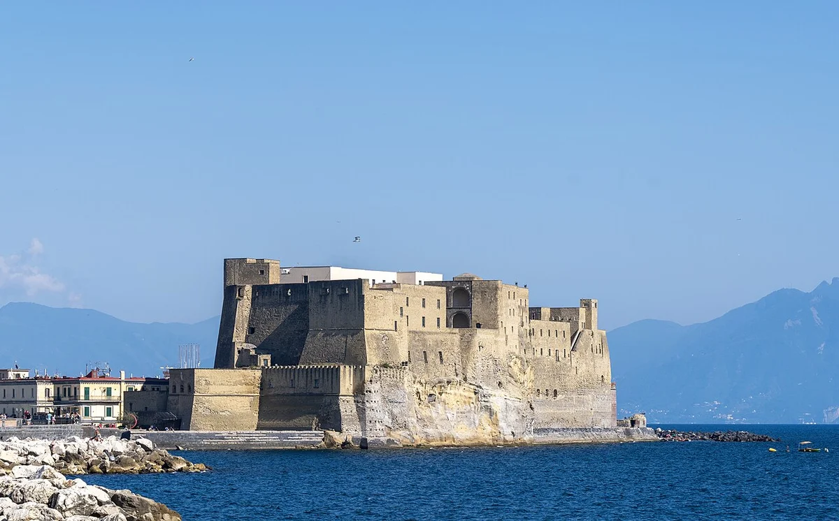 Замок Castel dell'Ovo на скале в Неаполитанском заливе с видом на Везувий