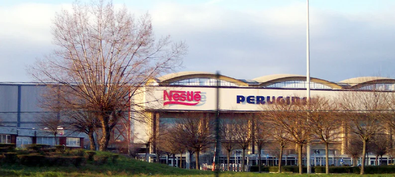 Proceso de producción de los bombones Baci en la fábrica Perugina de Perugia