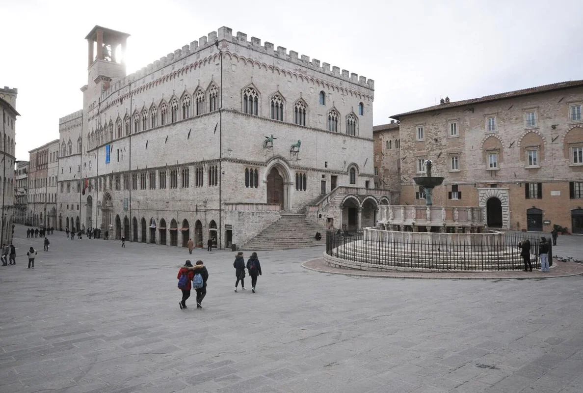 La medieval Piazza IV Novembre con la catedral y el Chorro de los Mayores