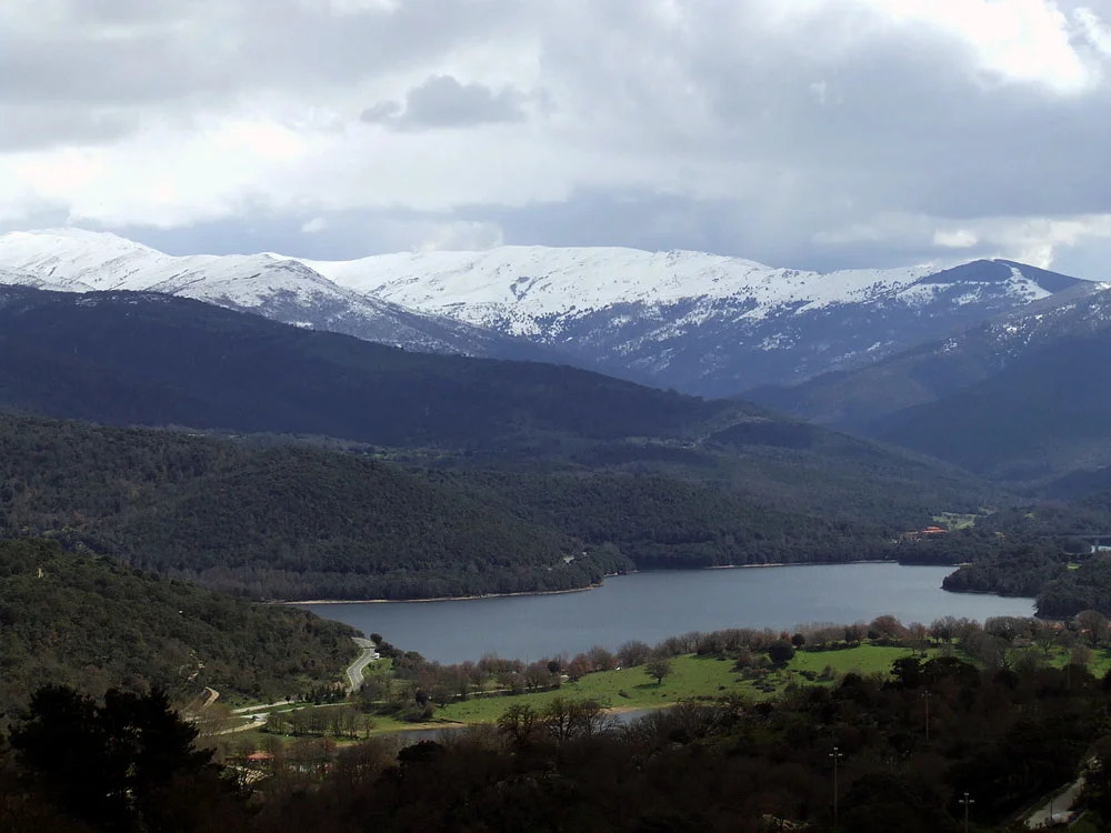 जेन्नारार्जेंटू पर्वत की ढलान से चट्टानों एवं घाटी का दृश्य