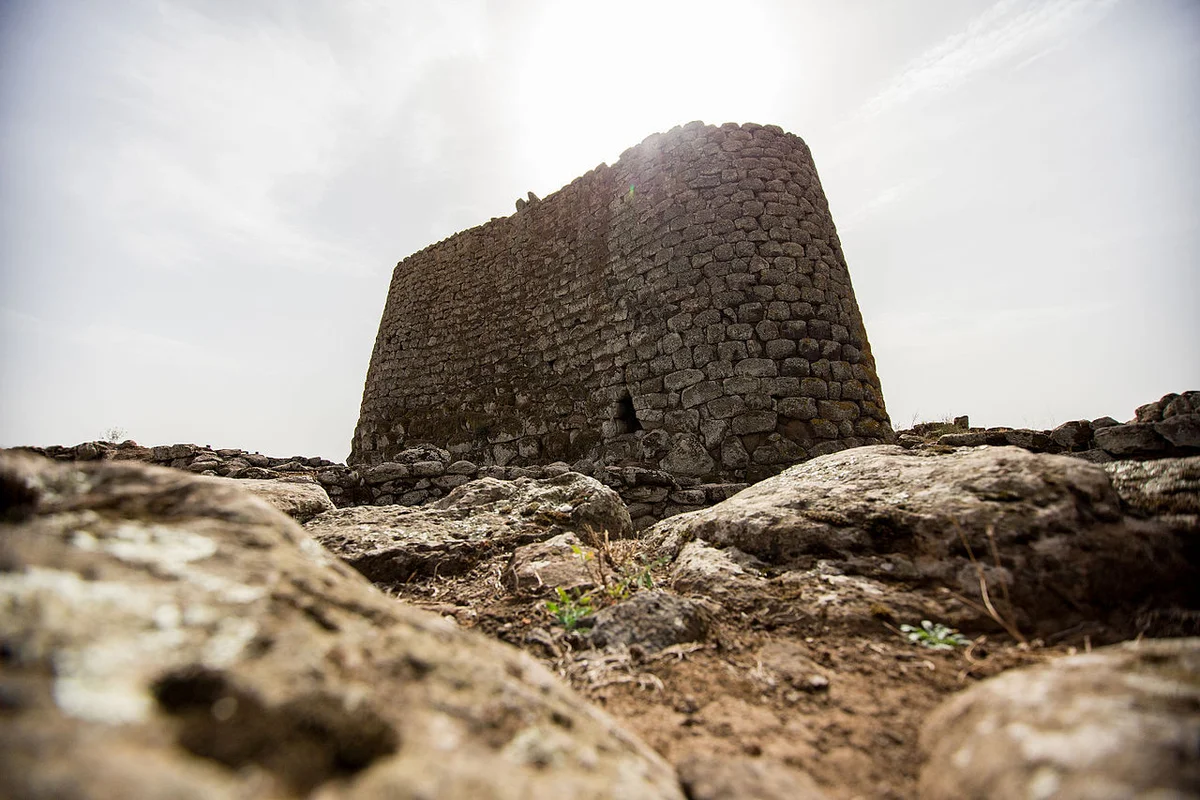 मैदान के बीच स्थित लोसा नूरागी की विशाल बुर्ज