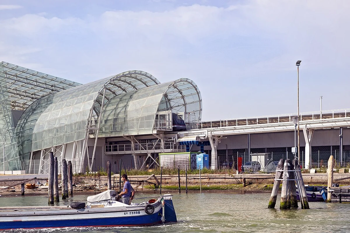 Площадь Сан-Марко во время Венецианского карнавала — люди в масках и костюмах