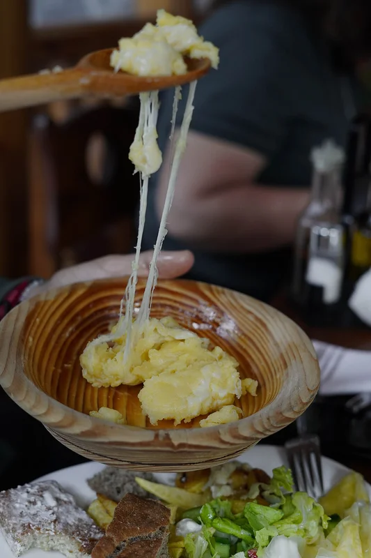 Качамак з каймаком — традиційна черногорська страва