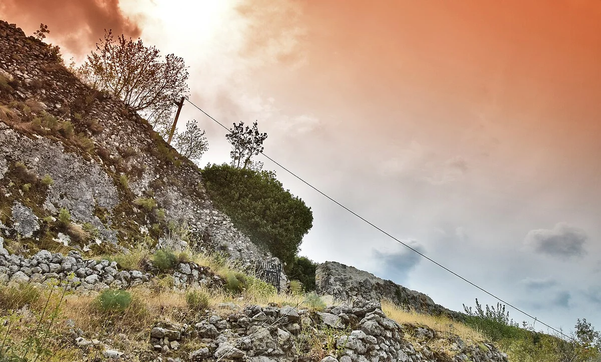 Jezioro Skadarskie z brzegiem i małą wioską