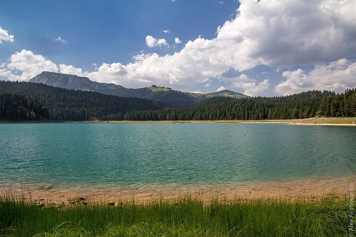 Czarne jezioro w otoczeniu gór Durmitor