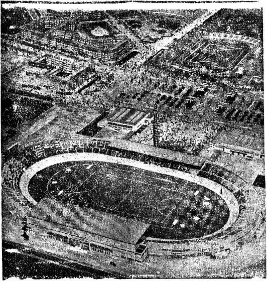 Олимпийский стадион 1928 года в Амстердаме с башней олимпийского огня