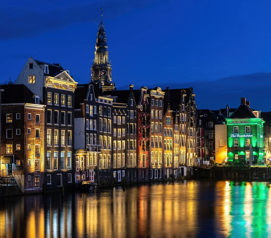 NEMO की छत ‘Terras NEMO’ – घास से ढकी हुई, खुले में वैज्ञानिक प्रयोग किए जाते हैं, एवं बंदरगाह का नज़ारा” loading=