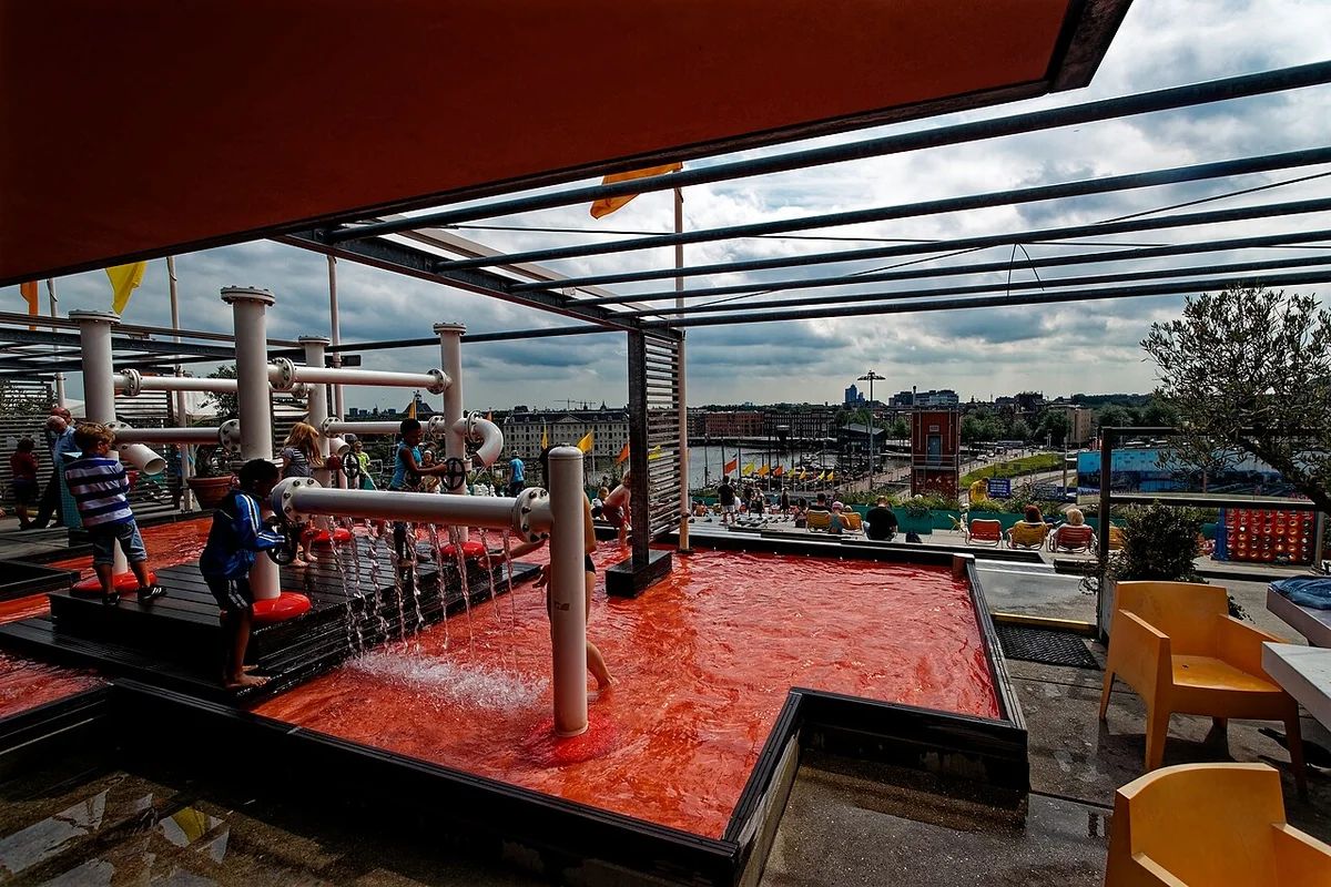 एम्स्टरडम में NEMO संग्रहालय के पास खड़ी GVB ट्राम