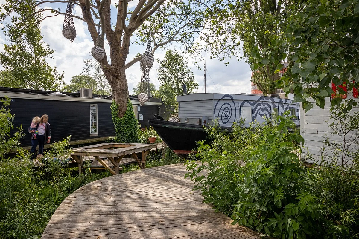 Экодеревня De Ceuvel из переделанных барж в Амстердаме