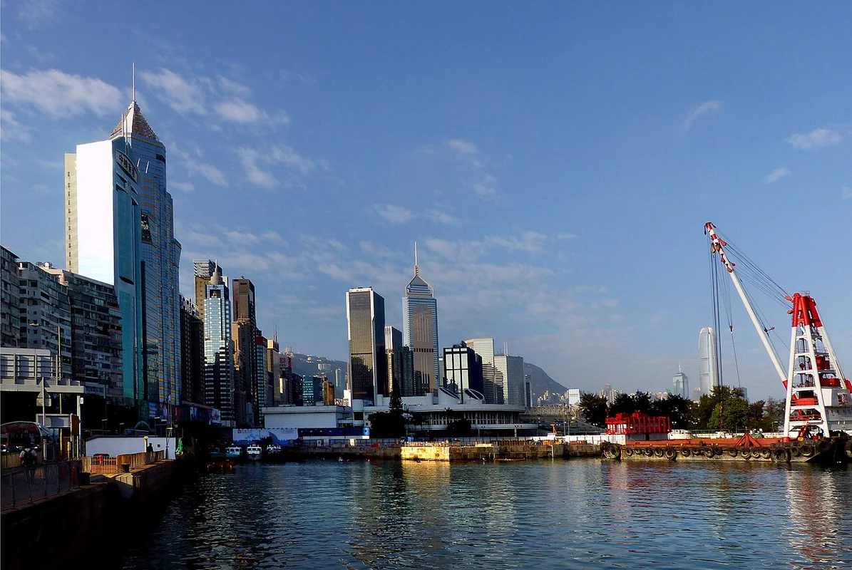 Жёлтые Кубические дома в Роттердаме рядом с Маркхалом