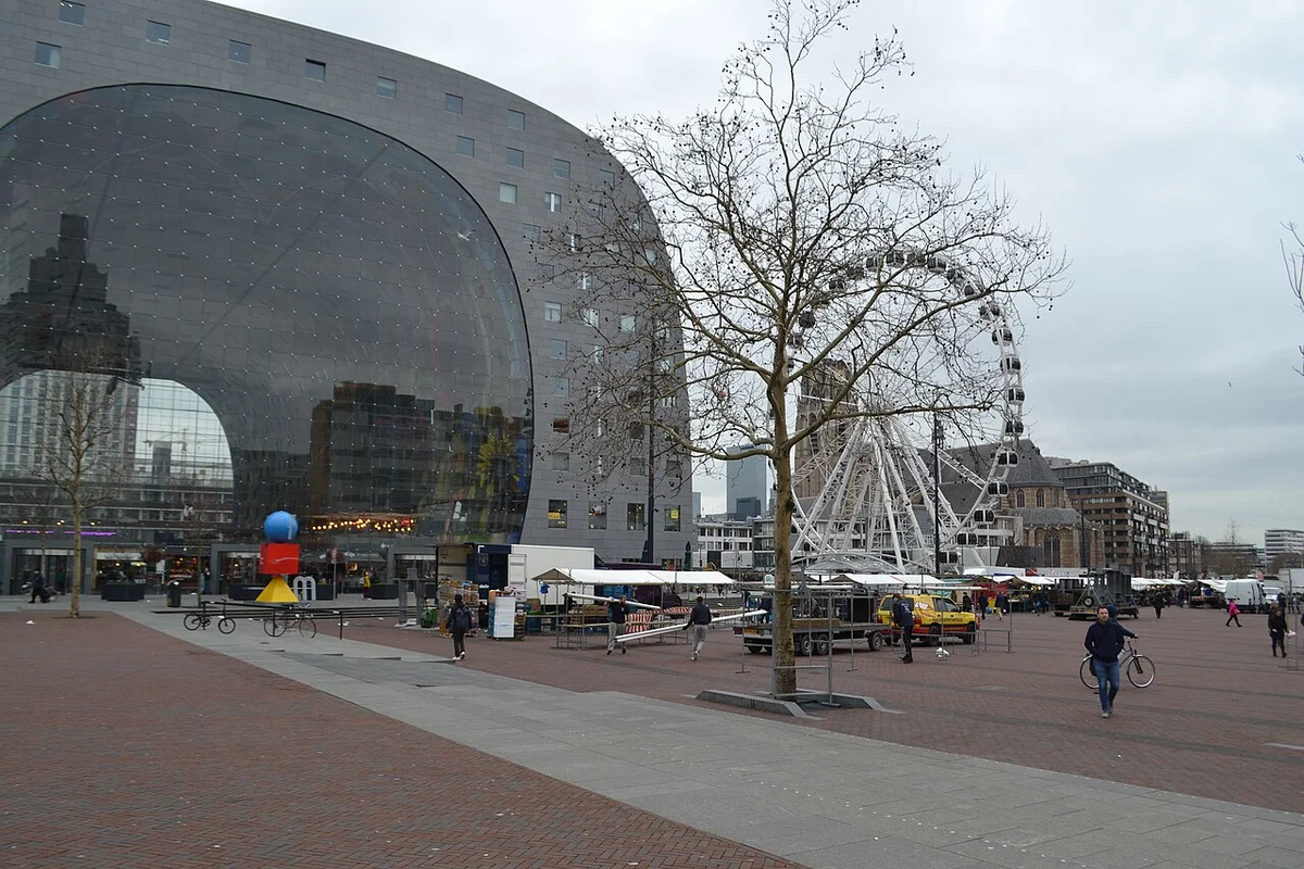 Старая гавань Роттердама с историческими баржами