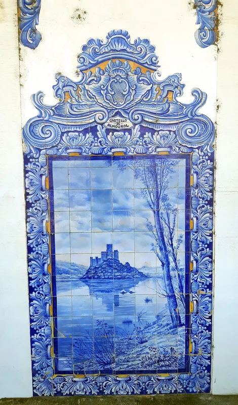 Вокзал Авейру, украшенный традиционными панно азулежу