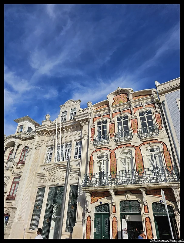 Фасады в стиле ар-нуво на улицах центра Авейру