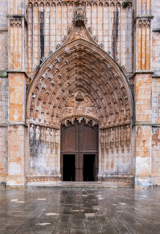 Клуатр Жуана III з гострими готичними арками та різьбленням