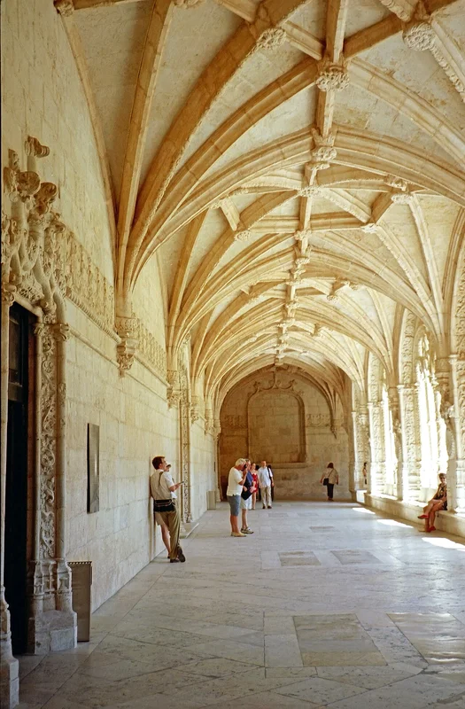 Безкінечні часовни без даху з готичними колоннами, що височать до неба