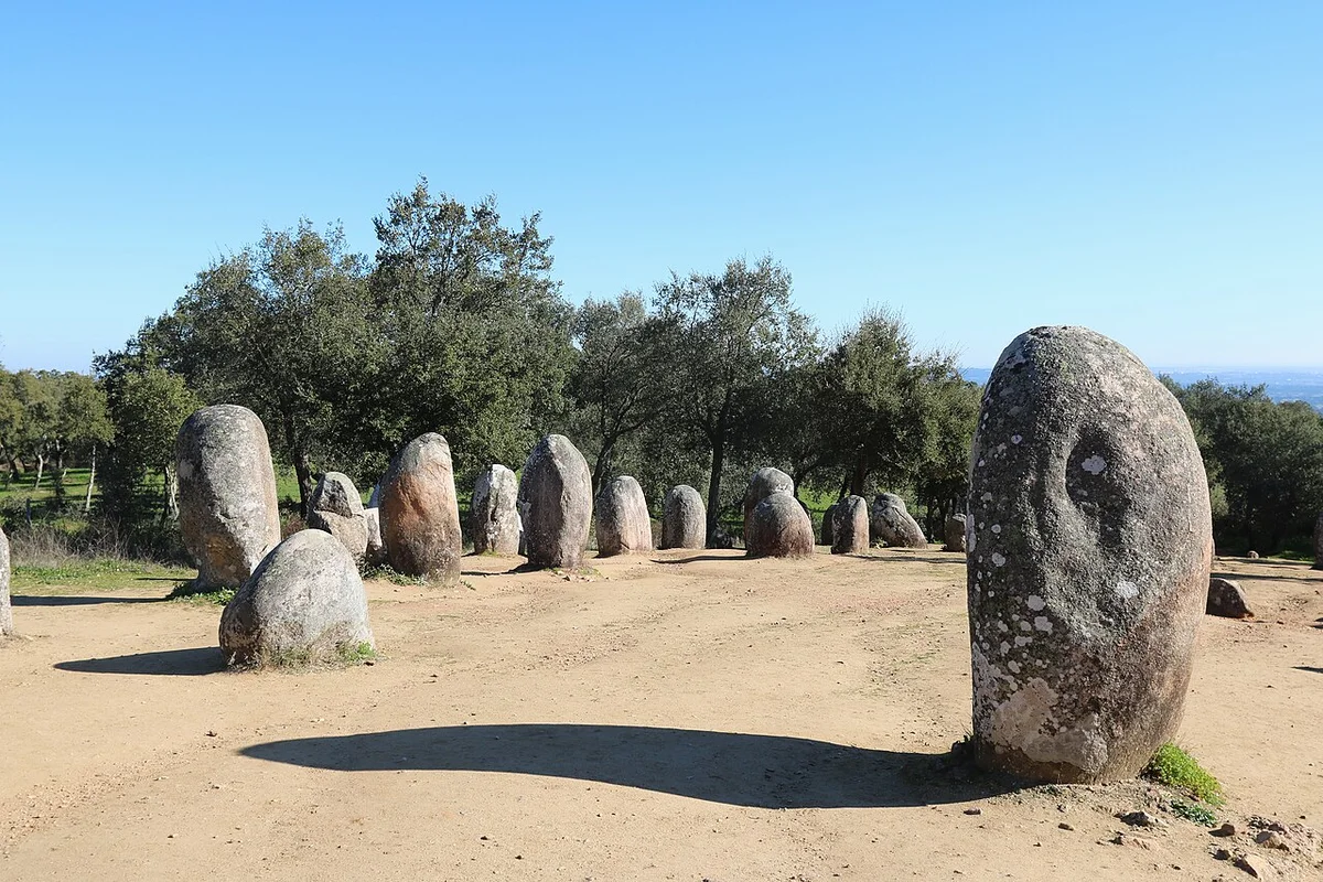 Кромлех Алмендрес на закате — камни в тёплом оранжевом свете