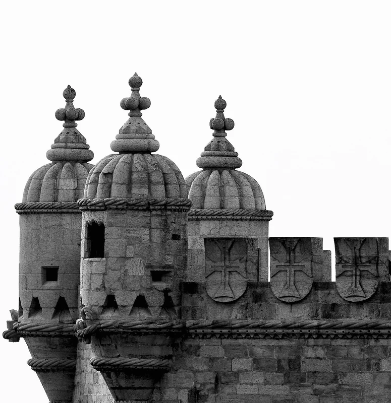 Історичний форт Святого Хреста на скелях, що входить до гавані Кашкайша