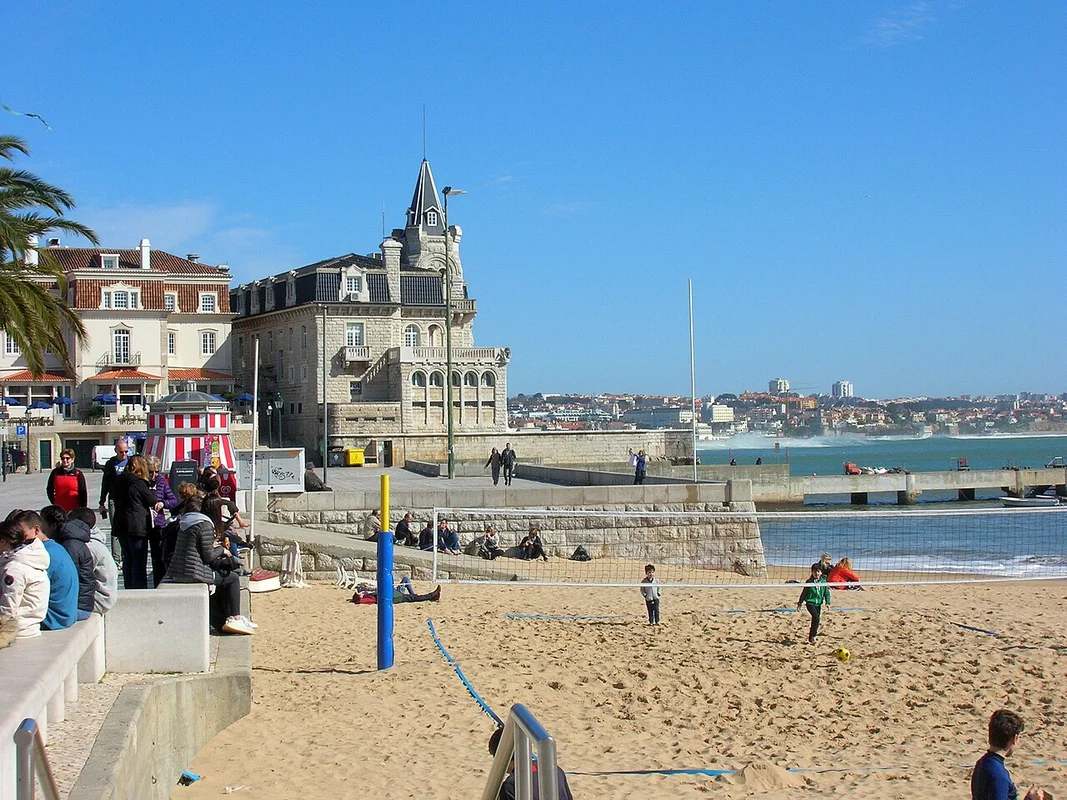 Невеликий піщаний пляж Conceição з серферами на хвилях Атлантики