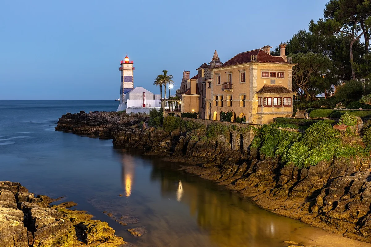 Свіжа португальська риба на грилі в рибному ресторані біля гавані