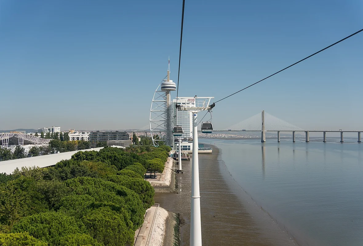 लिस्बन के ‘पार्क नेशंस’ किनारे पर टेलीकैबिन” loading=