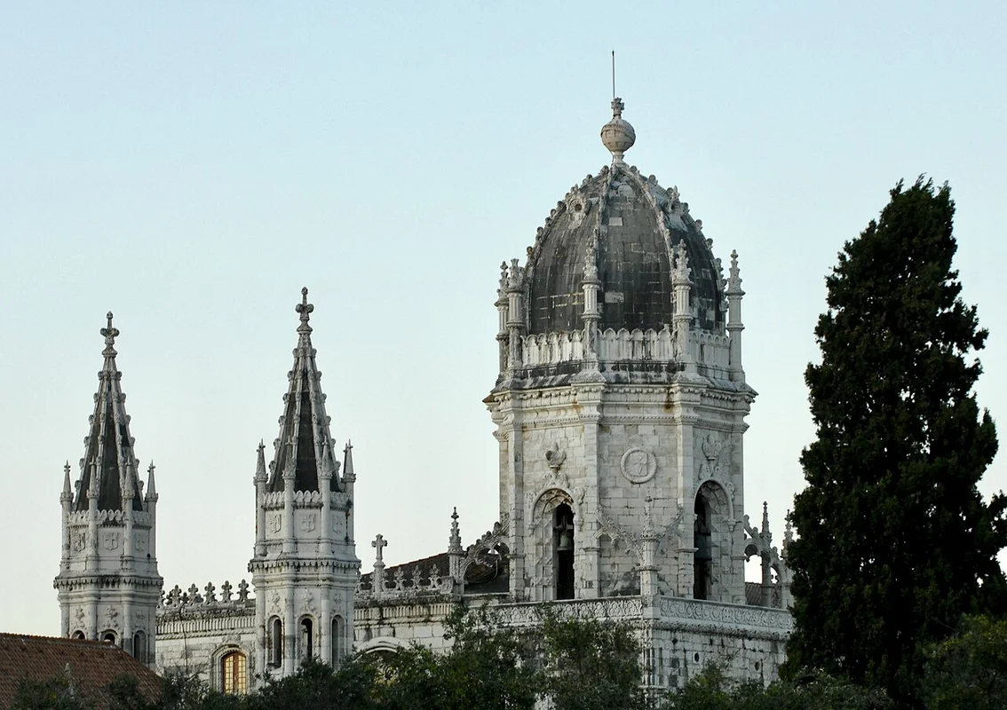 Клуатр — внутренний дворик монастыря с аркадами и плиткой на стенах